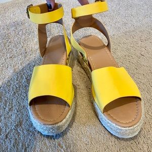 Yellow platforms with straps